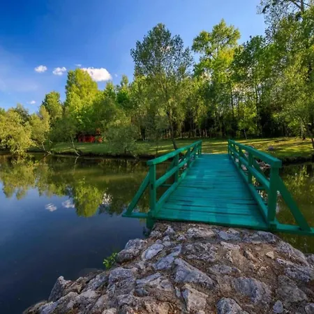 Serene In With Fenced Garden *